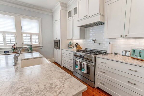 冰箱、微波炉、烤箱、炉灶