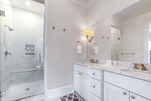 Combined shower/bathtub, hair dryer, towels - Bright, Luxurious Executive Rental Near Forsyth w/ Parking by Lucky Savannah (Savannah)