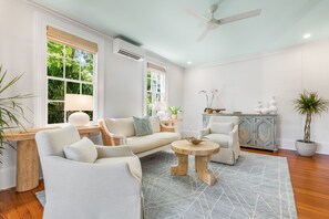 TV - JULIE ~ Adult Only, 1st Floor King Bedroom w/ Shared Pool, Scarlet Mango Inn! (KEY WEST)