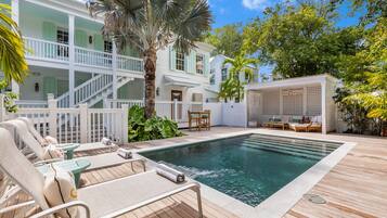 Een verwarmd zwembad