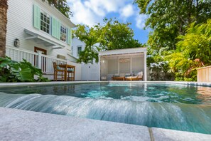 حمّام سباحة مُدفَّأ