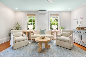 TV - HONEY~ Adult Only, 2nd Floor 1 King Bedroom Unit w/ Shared Pool! (Key West)