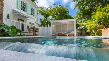 Een verwarmd zwembad