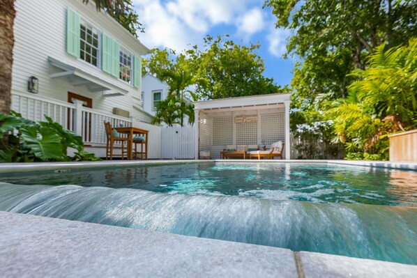 Et oppvarmet basseng