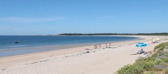 House for 6 with private access to the beach!