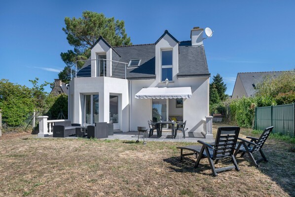 A modern two-story house with a patio, outdoor seating, and a satellite dish. - House with private beach access & BBQ – Sleeps 4 (Sarzeau)