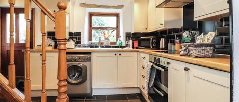 コテージ | 専用キッチン | 食器洗い機、調理器具と食器