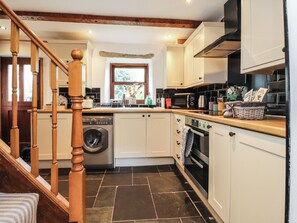 Cottage | Private kitchen | Dishwasher, cookware/dishes/utensils - Willow Cottage (Clitheroe)