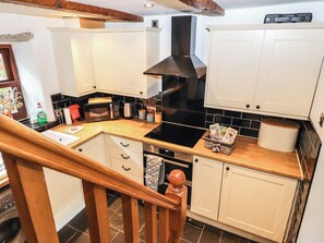 Cottage | Private kitchen | Dishwasher, cookware/dishes/utensils - Willow Cottage (Clitheroe)