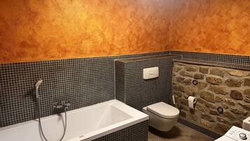 Bañera, toallas, jabón