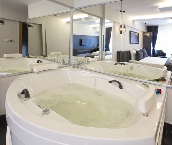 Työpöytä, ilmainen Wi-Fi, vuodevaatteet