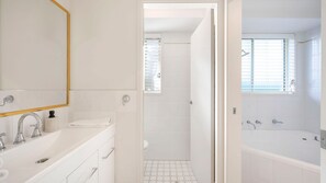 Baignoire, serviettes fournies