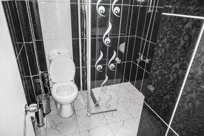 A bathroom with a toilet, a bidet, and a trash can. - Bir Hotel (Antalya)