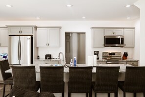 Refrigerador, microondas, horno y parrilla de estufa 