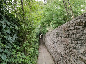 Property grounds - White Roses (Ross-on-Wye)