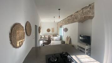 Een koelkast, een kookplaat, een koffiezetapparaat/waterkoker