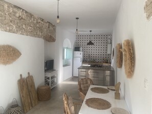 Fridge, stovetop, coffee/tea maker, toaster