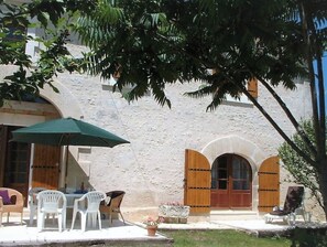Outdoor dining - 'les Arcs' (Ronsenac)