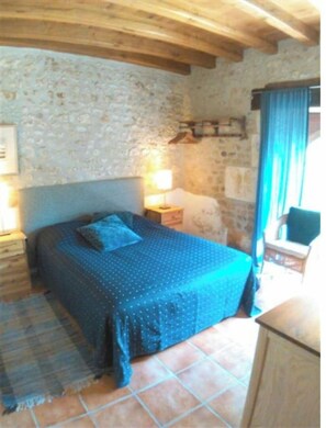 6 عدّة غرف نوم وواي فاي مجانًا وملاءات أسرّة