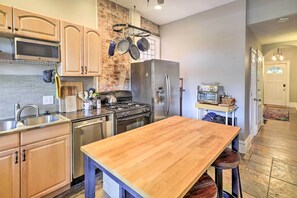 Réfrigérateur, micro-ondes, plaque de cuisson, lave-vaisselle
