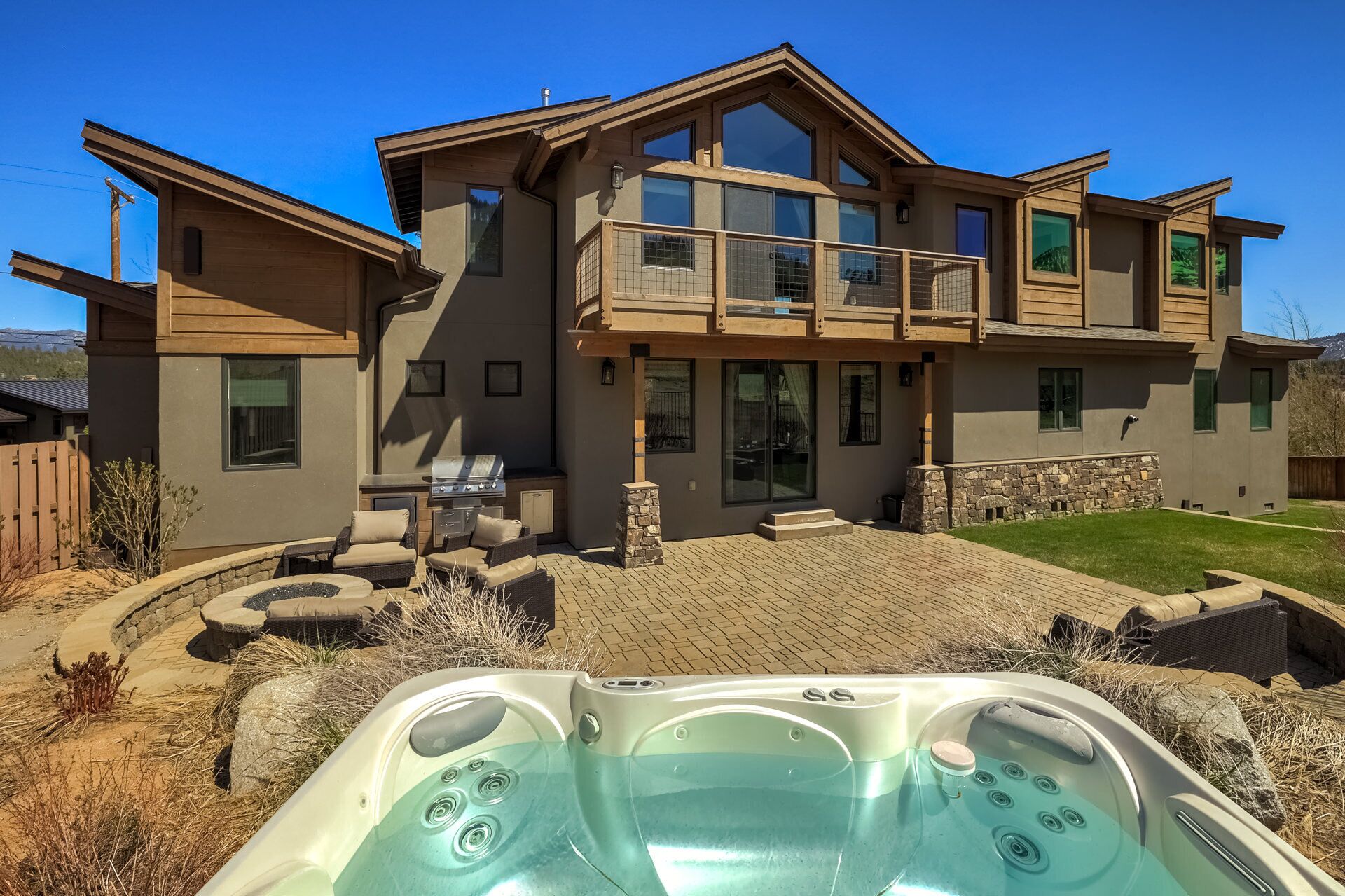 Elk Point Paradise - Hot tub, pool table, views!