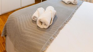 Ein Hotelzimmer mit Bett, Schreibtisch und Stuhl.