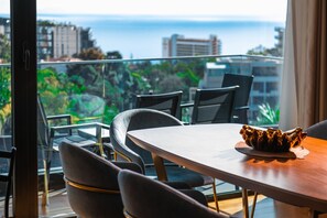 Comedor con vista al océano y al paisaje urbano.