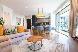 Una sala de estar moderna con un sofá, una mesa de centro y un comedor con sillas.