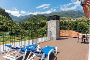 1 bedroom, travel crib