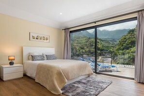 1 bedroom, travel crib