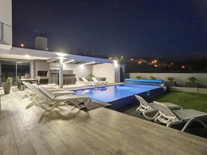 House | 4 bedrooms, iron/ironing board, WiFi
