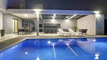 Villa | 4 bedrooms, iron/ironing board, WiFi