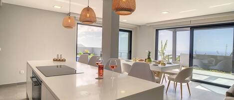 4 bedrooms, iron/ironing board, WiFi