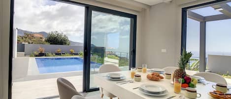 House | 4 bedrooms, iron/ironing board, WiFi