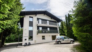 A two-story building with a white facade and a balcony on the upper floor. - 5 Seasons House Zell am See - TOP 4 Summer Card (Zell am See)