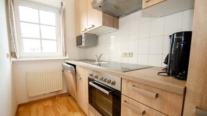 A modern kitchen with a built-in oven, microwave, and a coffee maker. - Apartment Cityxpress TOP 7 - Zell am See (Zell am See)