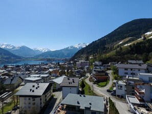 Een stad met gebouwen en een meer, omringd door bergen.