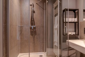 A modern bathroom with a glass-enclosed shower, a white sink, and a towel rack. - Post Residence Apartments 5C 150m From ski Lift (Zell am See)