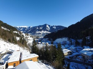 A snow-covered mountain village with traditional houses and a clear view of the surrounding mountains. - Apartment Summer Winter Fun II - 200 m From ski (Zell am See)