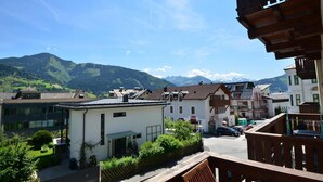 Zona residencial con casas, una calle y montañas al fondo.