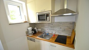 A compact kitchen with a microwave, coffee maker, and sink. - Deluxe Studio Kaprun TOP 12 (Kaprun)