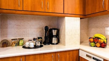 Frigorífico, horno, placa de cocina y lavavajillas