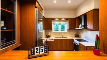 Een koelkast, een oven, een kookplaat, een vaatwasser