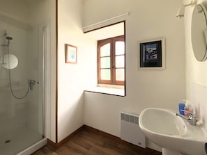 Shower, soap, toilet paper - Ferme Composée de 5 Gites (28 personnes) (Ronsenac)