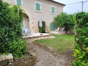 Terrace/patio - Ferme Composée de 5 Gites (28 personnes) (Ronsenac)