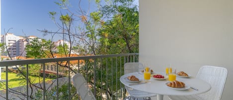 Apartment | 3 bedrooms, travel cot