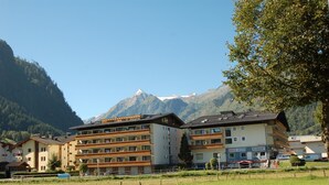A hotel with multiple floors, balconies, and a restaurant. - Penthouse Eightyone Kaprun Incl Summer Card (Kaprun)