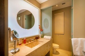 Baignoire, séchoir à cheveux, serviettes fournies