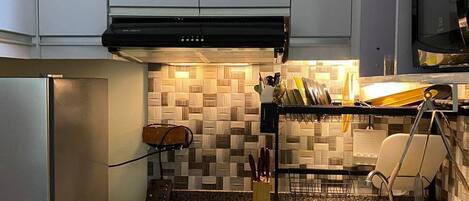 Réfrigérateur, micro-ondes, four, bouilloire électrique