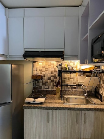 Fridge, microwave, oven, electric kettle. Relax, netflix and chill!